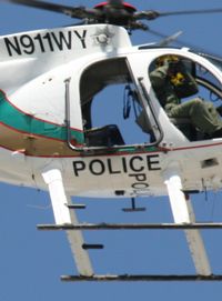N911WY - closer, 400mm handheld 30d. - by tavegas