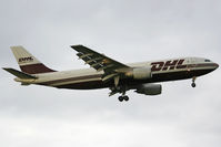 OO-DLT @ EGLL - on final RWY09L