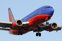 N604SW @ LAX - Southwest Airlines N604SW (FLT SWA2167) from Phoenix Sky Harbor Int'l (KPHX) on short-final to RWY 24R.
