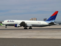 N137DL @ KLAS - Delta Airlines / 1991 Boeing 767-332 - by Brad Campbell