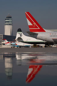 OE-LNP @ VIE - Lauda Air Boeing 737-800 - reflection