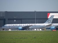 OE-LAZ @ LOWW - Austrian in Star Alliance ColorÂ´s