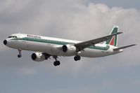I-BIXK @ EGLL - Alitalia A321