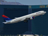 N648DL @ KLAS - Delta Airlines / 1989 Boeing 757-232