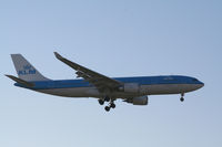PH-AOF @ EGLL - Taken at Heathrow Airport March 2007 - by Steve Staunton