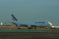 F-GITB @ KBOS - Boeing 747-400 - by Mark Pasqualino