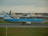 PH-BXH @ EGLL - Taken at Heathrow Airport March 2005 - by Steve Staunton