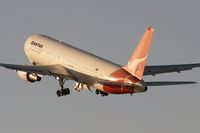 VH-OGO @ YSSY - Qantas 767-300