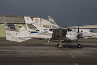 OE-FAS @ VIE - Diamond Da42 - by Yakfreak - VAP