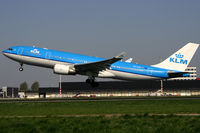 PH-AOA @ AMS - visitor - by Wolfgang Zilske