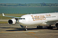 A6-ERE @ AKL - Arriving at the gate - by Micha Lueck