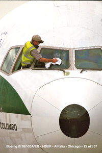 I-DEIF - Window cleaning - Therminal-2 Chicago O'Hare Int'l - by Loe M M Baltussen, NL