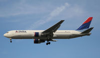 N152DL @ KATL - On final for Runway 26R - by Michael Martin