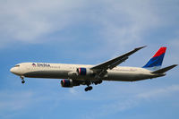 N841MH @ KATL - On final for Runway 26R - by Michael Martin