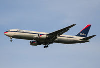N1605 @ KATL - On final for Runway 26R - by Michael Martin