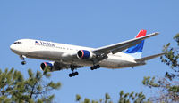 N126DL @ KATL - On final for Runway 26R - by Michael Martin