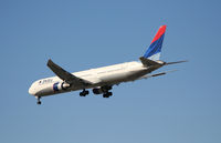 N843MH @ KATL - Short Final for 26R - by Michael Martin