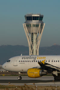 EC-JTR @ BCN - Vueling Airbus 320 - by Yakfreak - VAP