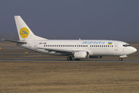 UR-IVK @ VIE - Dniproavia Boeing 737-300 - by Thomas Ramgraber-VAP