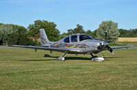 N945SE @ N31 - The belle with all the whistles: a factory-fresh Signature Edition Turbo SR-22 shows off her fancy plumage. - by Daniel L. Berek