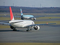 JA8978 @ RJCC - Boeing 777-289/JAL/Chitose