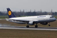 D-AIQH @ VIE - Airbus Industrie A320-211 - by Juergen Postl
