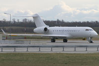 VP-BEB @ VIE - Bombardier Globalexpress - by Thomas Ramgraber-VAP
