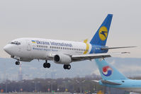 UR-GAT @ VIE - Boeing 737-528