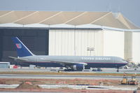 N671UA @ KLAX - Boeing 767-300