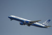 N564UA @ KLAX - Boeing 757-200 - by Mark Pasqualino
