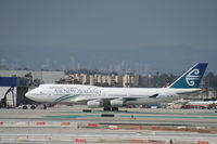 ZK-NBU @ KLAX - Boeing 747-400 - by Mark Pasqualino