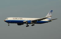 N643UA @ BWI - on final at BWI - by J.G. Handelman