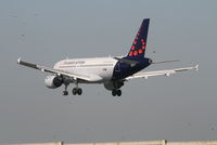 OO-SSP @ EBBR - birds - birds - birds : arrival of flight SN3200 on rwy 25L