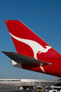 VH-OJU @ VIE - Qantas Boeing 747-400 - by Yakfreak - VAP
