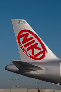OE-LES @ VIE - Fly Niki Airbus 321 - by Yakfreak - VAP