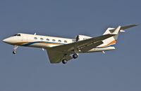 N707TE @ EBBR - Flying pot of gold on short final rwy 02.