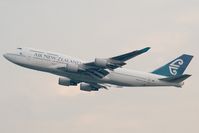 ZK-SUH @ VHHH - Air New Zealand 747-400