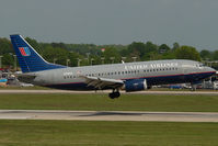 N318UA @ CLT - United Airlines Boeing 737-300 - by Yakfreak - VAP