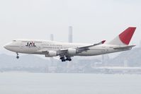 JA8075 @ VHHH - JAL 747-400
