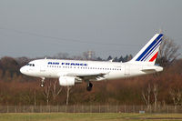 F-GUGH @ EDDL - On short finals at DUS - by Micha Lueck