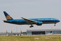 VN-A144 @ VIE - Vietnam Airlines Boeing 777-200 - by Yakfreak - VAP