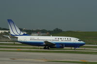 N921UA @ KORD - Boeing 737-500 - by Mark Pasqualino