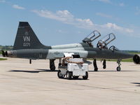 68-8171 @ LNK - T-38 TALON REFUELLING