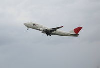 JA8073 @ HNL - Japan Air Lines Boeing 747-446 climing out from Honolulu, HI - by Steve Nation