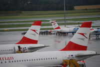 OE-LDG @ VIE - OE-LDG and OE-LBB - by Hannes Tenkrat