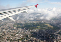 OE-LBB @ EGLL - Approaching London-Heathrow, with the Hyde Park below us. - by Andreas Müller