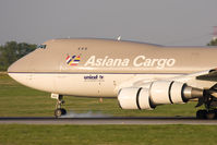 HL7420 @ LOWW - Frontgear touchdown.