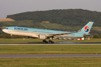 HL7554 @ LOWW - Korean from Seoul.