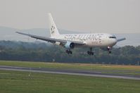 OE-LAT @ LOWW - AUSTRIAN - by Delta Kilo