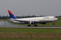 N153DL @ VIE - 1990 Boeing 767-3P6 - by Juergen Postl